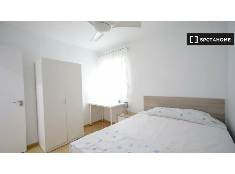 Charming room for rent in 5-bedroom apartment in Benimaclet - Аренда