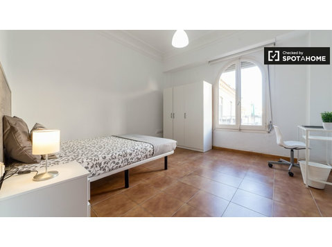 Charmantes Zimmer in einer 7-Zimmer-Wohnung, Ciutat Vella,… - Zu Vermieten
