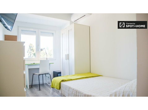 Cheerful room to rent in 5-bedroom apartment in Burjassot - 	
Uthyres