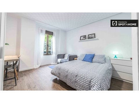 Classy room in 4-bedroom apartment in Eixample, Valencia - الإيجار