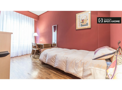 Classy room in shared apartment in Eixample, Valencia - Аренда