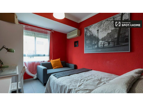 Colorful room for rent, 4-bedroom apartment, Quatre Carreres - For Rent