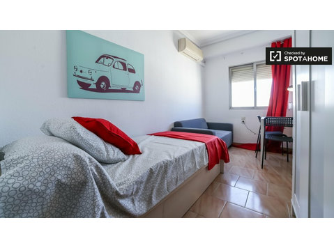 Cómoda habitación de 6 dormitorios, L'Eixample, Valencia - Alquiler
