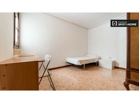 Confortável quarto em apartamento de 5 quartos Extramurs,… - Aluguel
