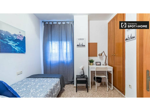 Confortável quarto para alugar, apartamento de 5 quartos,… - Aluguel