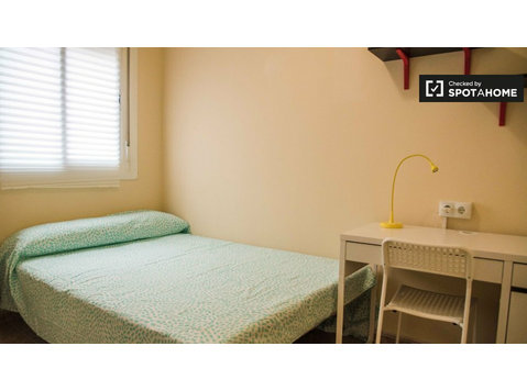 Comfy room for rent, 5-bedroom apartment, El Pla del Real - Аренда