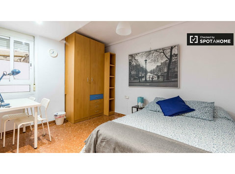 Chambre confortable à louer dans un appartement de 9… - À louer