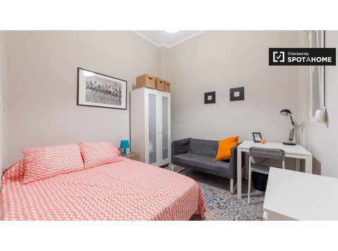 Wygodny pokój w 6-pokojowym apartamencie, Eixample, Valencia - Do wynajęcia