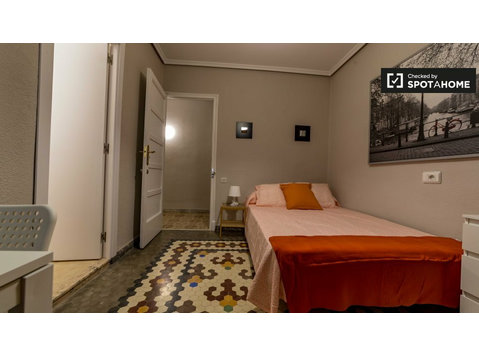 Chambre confortable dans un appartement de 8 chambres à La… - À louer