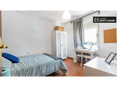 Compact room for rent in 9-bedroom apartment in Mestalla - الإيجار