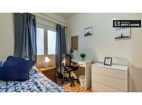 El Pla del Real 5 yatak odalı dairede kiralık rahat oda - Kiralık