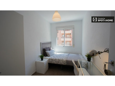 Quarto aconchegante para alugar em apartamento de 5 quartos… - Aluguel
