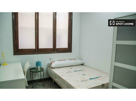 Cosy room in 10-bedroom apartment in Ciutat Vella, Valencia - For Rent