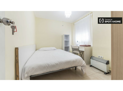 Cosy room in 3-bedroom apartment, Poblats Marítims, Valencia - Aluguel