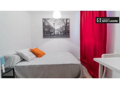 Cosy room in 4-bedroom apartment in Benimaclet, Valencia - Za iznajmljivanje