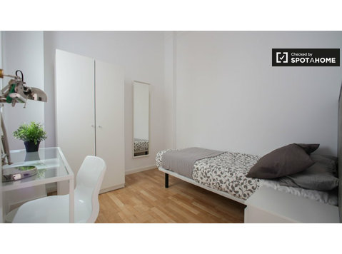 Cosy room in 5-bedroom apartment, Camins al Grau, Valencia - Kiadó