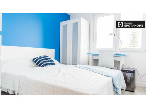 Cosy room in 5-bedroom apartment in Burjassot, Valencia - K pronájmu