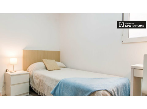 Cosy room in 5-bedroom apartment in Burjassot, Valencia - Til leje