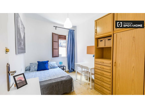 Gemütliches Zimmer in 5-Zimmer-Wohnung in Ciutat Vella,… - Zu Vermieten