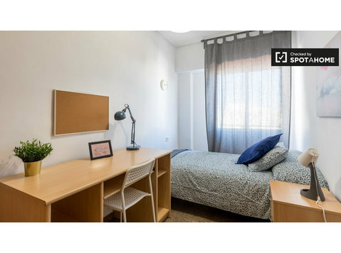 Przytulny pokój w 5-pokojowym apartamencie w Rascanya,… - Do wynajęcia