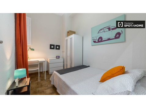 Camera accogliente in appartamento con 6 camere da letto,… - In Affitto