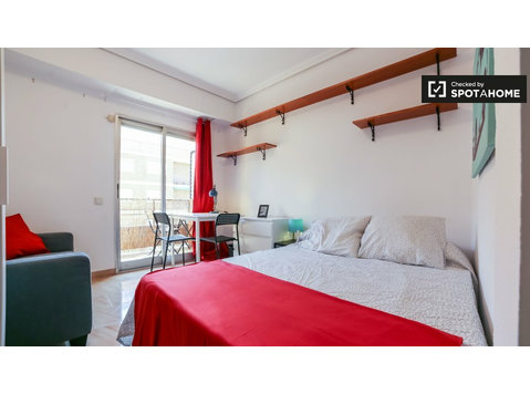 Acogedora habitación en un apartamento de 6 dormitorios,… - Alquiler