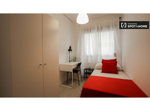 Cosy room in 7-bedroom apartment in Ciutat Vella, Valencia - For Rent