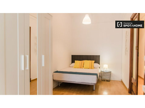 Quarto acolhedor em apartamento de 7 quartos em Ciutat… - Aluguel