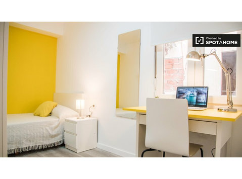Cosy room to rent in 5-bedroom apartment in Burjassot - За издавање