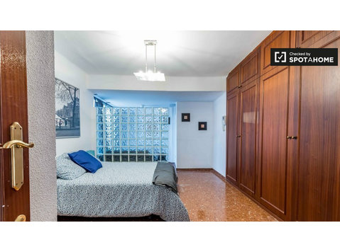 Mestalla'da 9 yatak odalı dairede kiralık avlu odası - Kiralık