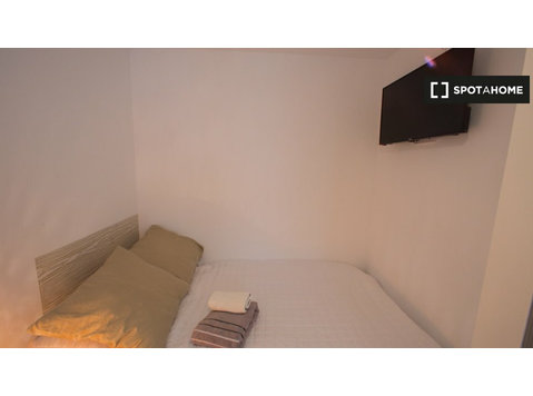 Cozy room for rent in 5-bedroom apartment in Camins al Grau - Аренда