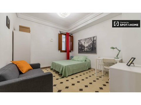 Acogedora habitación en alquiler en Quatre Carreres,… - Alquiler