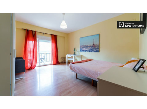 Camera accogliente in appartamento con 3 camere da letto a… - In Affitto