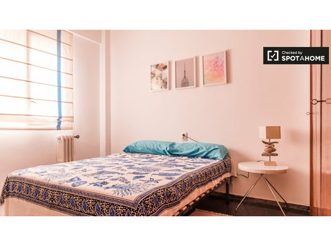 Cozy room in 4-bedroom apartment in Eixample, Valencia - For Rent