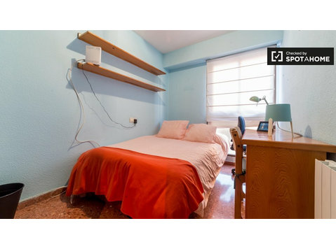 Acogedora habitación en un apartamento de 5 dormitorios en… - Alquiler