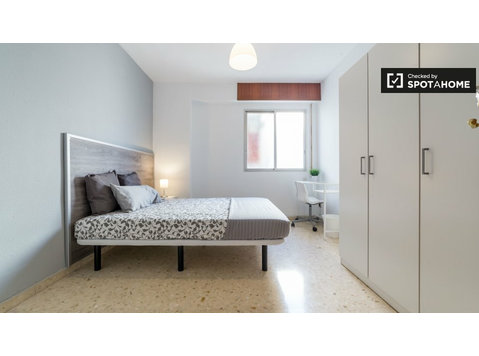Przytulny pokój w apartamencie z 5 sypialniami w Camins al… - Do wynajęcia