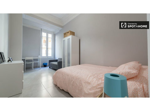 Russafa, Valensiya'daki 5 yatak odalı dairede konforlu oda - Kiralık