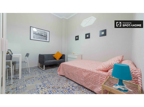 Valencia, Eixample'de 6 yatak odalı dairede rahat oda - Kiralık