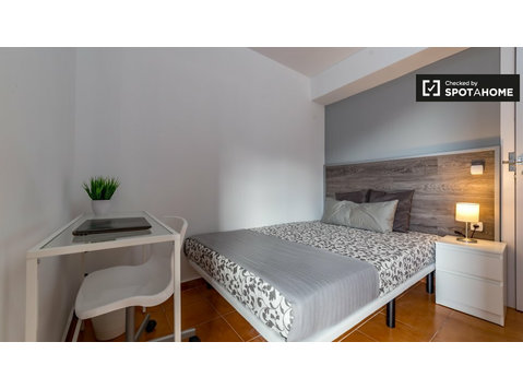 Cozy room in 6-bedroom apartment in Rascanya, Valencia - Na prenájom