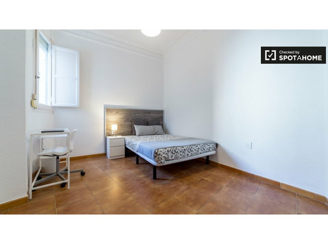 Quarto acolhedor em apartamento com 7 quartos, Ciutat… - Aluguel
