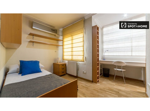 Accogliente camera in appartamento con 8 camere da letto,… - In Affitto