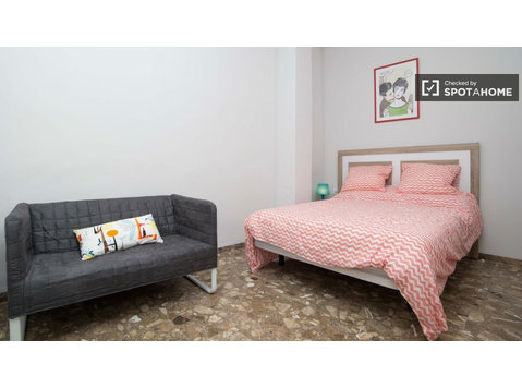 Przytulny pokój we wspólnym mieszkaniu w Eixample w Walencji - Do wynajęcia