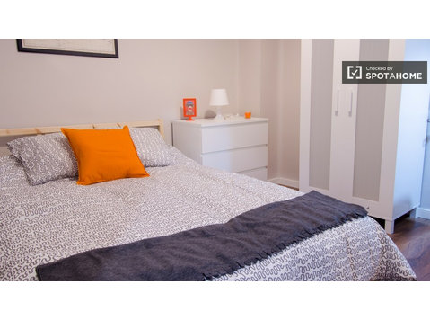Chambre confortable dans un appartement partagé à Eixample,… - À louer