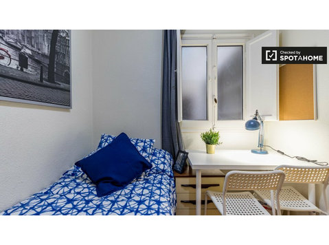 Cute room for rent in 5-bedroom apartment, El Pla del Real - Izīrē