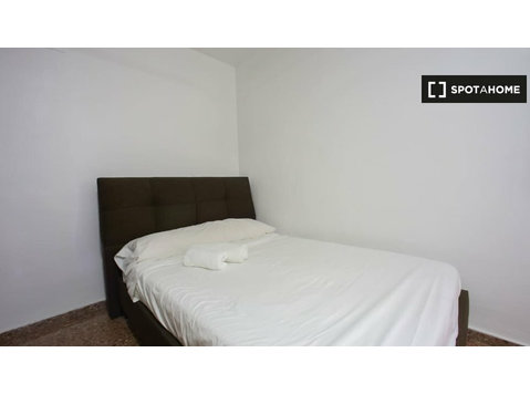 Cute room for rent in 5-bedroom apartment in Algirós - Аренда