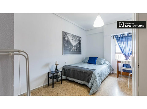 Cute room for rent in L'Amistat, Valencia - Под Кирија