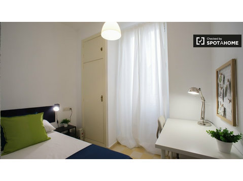 Hübsches Zimmer in einer 5-Zimmer-Wohnung in L'Eixample - Zu Vermieten
