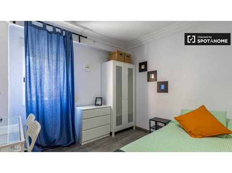 Decorated room in 3-bedroom apartment in Rascanya, Valencia -  வாடகைக்கு 