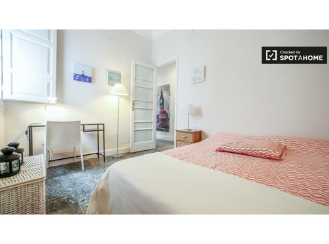 Decorated room in 5-bedroom apartment, Eixample, Valencia - De inchiriat