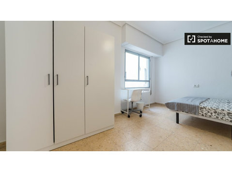 Decorated room in 6-bedroom apartment, Benimaclet, Valencia - Cho thuê